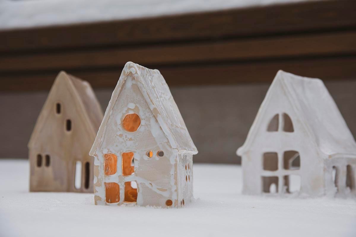 Сезонный мастер-класс по созданию глиняных домиков-подсвечников