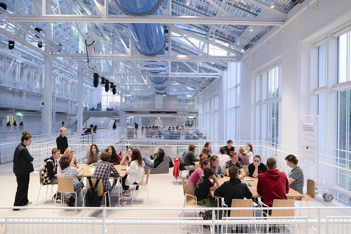 Титульное изображение для страницы события: фотография людей за столами во время мероприятия на платформах ГЭС-2