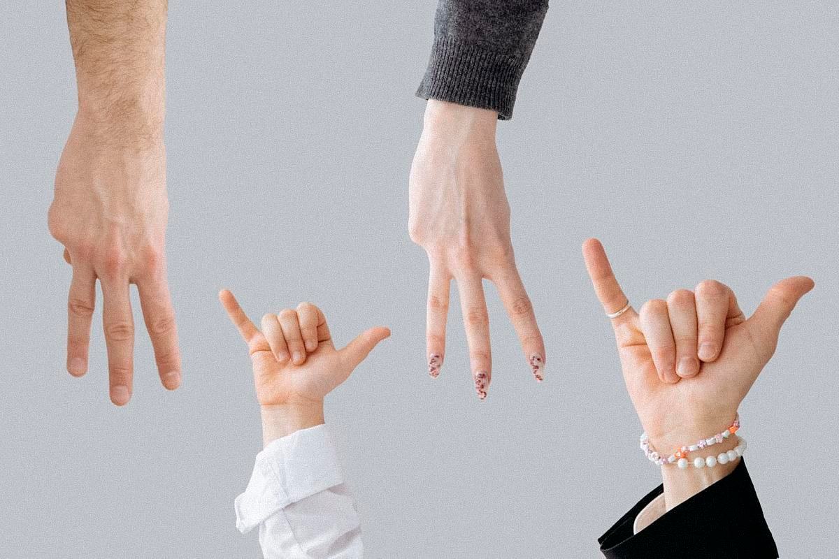 Титульное изображение для страницы события: коллаж с руками, показывающими «МУМУ» на русском жестовом языке