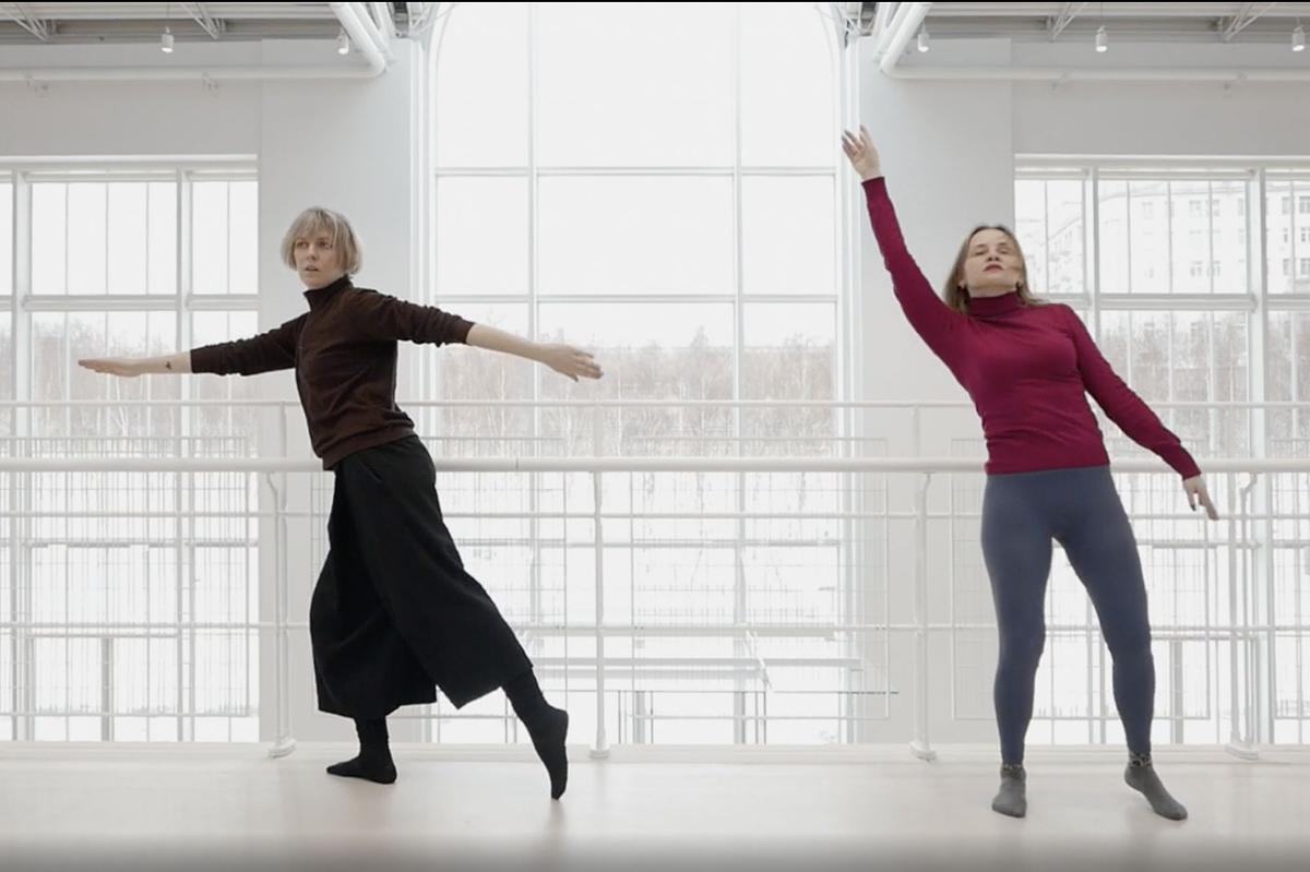 Титульное изображение для страницы события: две девушки на платформе ГЭС-2, одна расставила руки в стороны, другая подняла их вверх