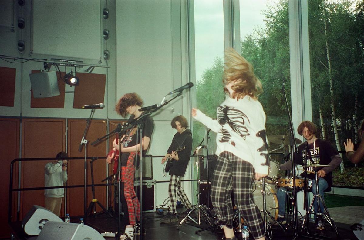 Титульное изображение для страницы события: рок-группа выступает на сцене Актового зала ГЭС-2