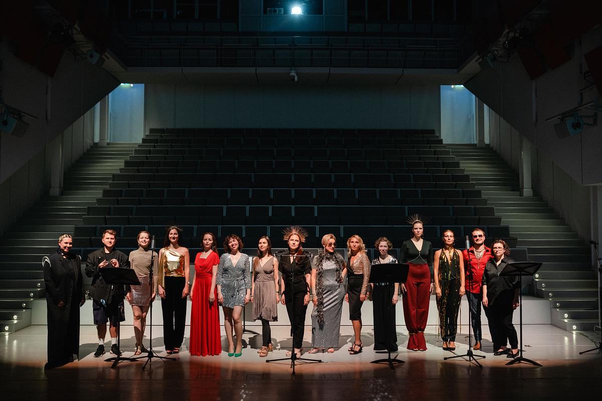 Люди на сцене в ряд