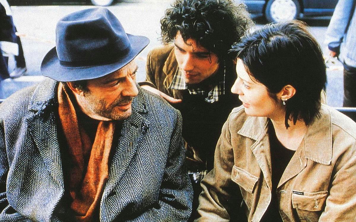 Титульное изображение для страницы события: кадр из фильма «Три жизни и одна смерть»,  два мужчины и женщина сидят и общаются