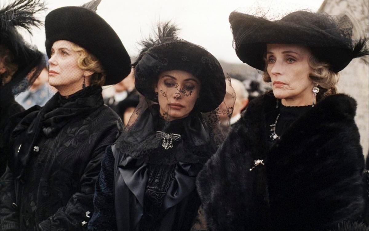 Титульное изображение для страницы события: кадр из фильма «Обретенное время», три женщины в черных шубах, черных шляпах, а одна еще и в черной вуали