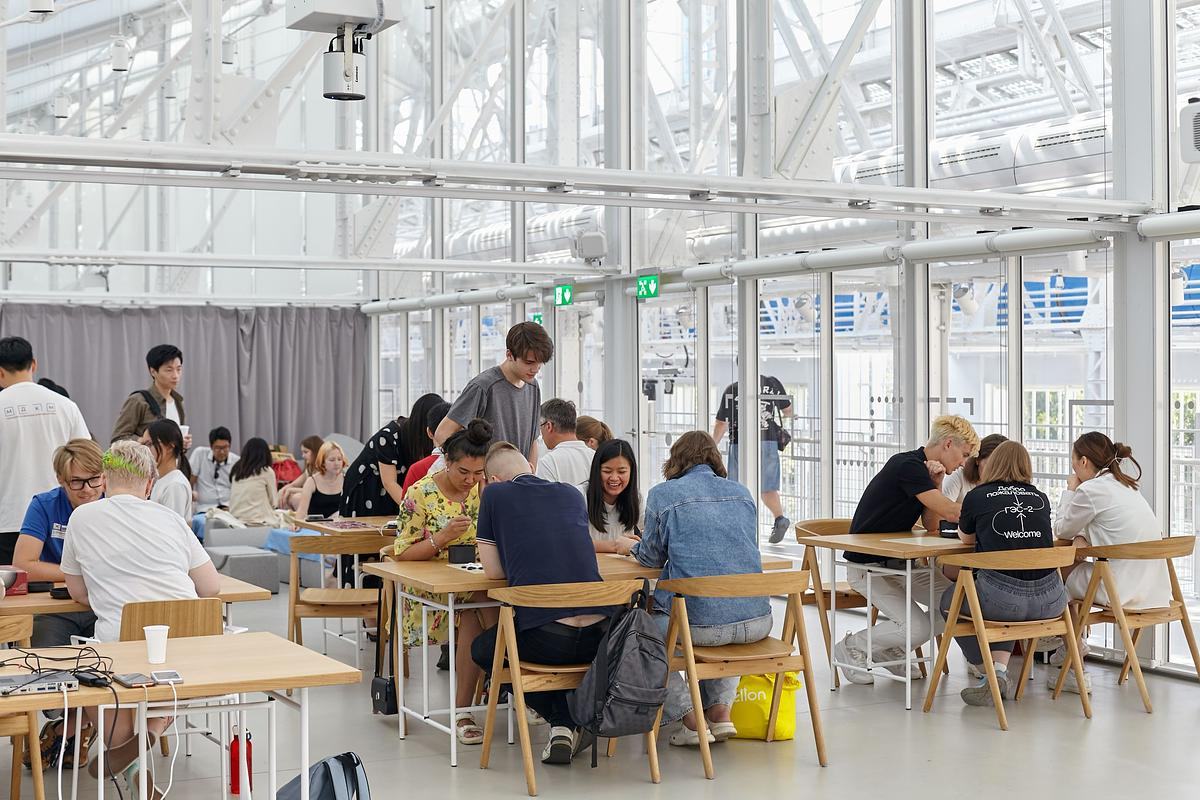 Титульное изображение для страницы события: группы людей сидят за столами и играют