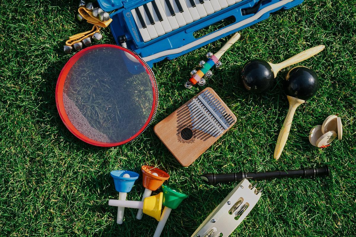 Титульное изображение для страницы события: музыкальные инструменты лежат на газоне
