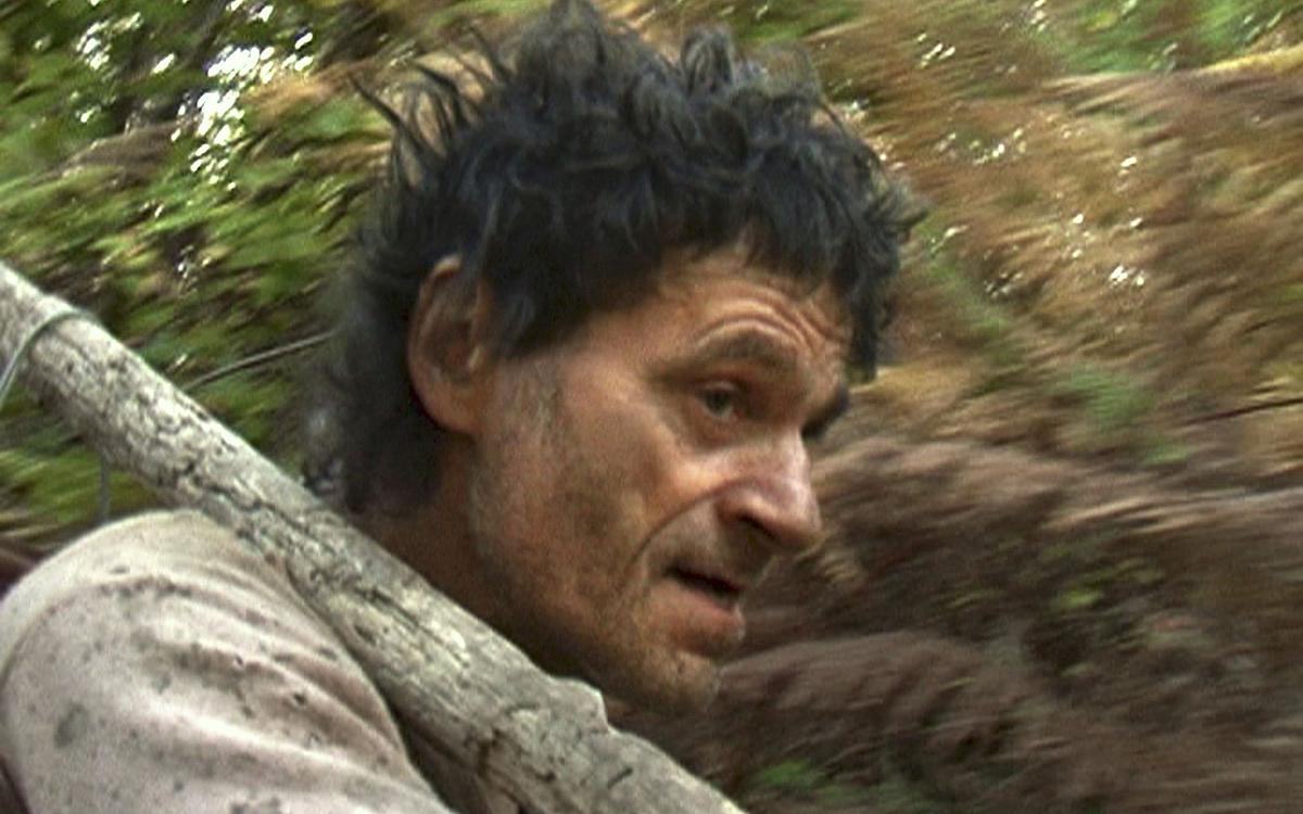 Титульное изображение для страницы события: кадр из фильма «Страна равнин», смазанное изображение в движении, мужчина держит на плече палку