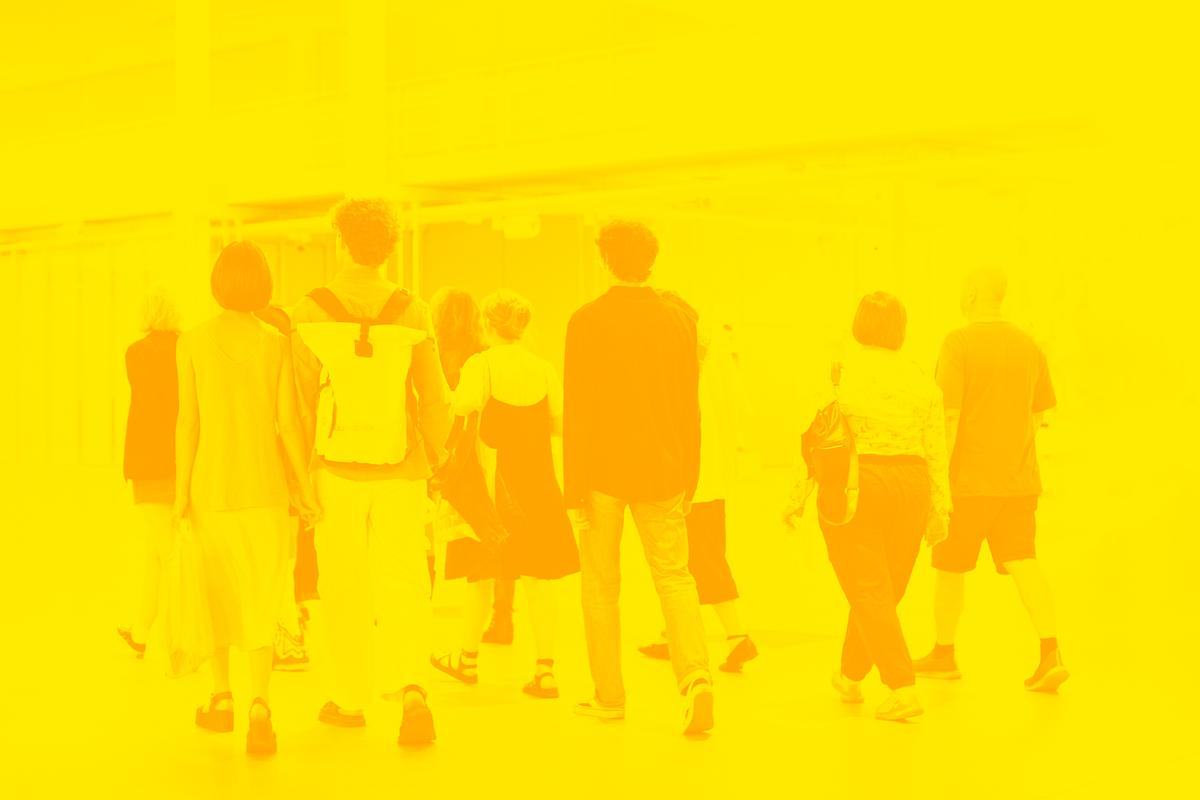 Титульное изображение для страницы события: группа людей разных возрастов идет вперед спиной к камере, поверх наложен желтый фильтр