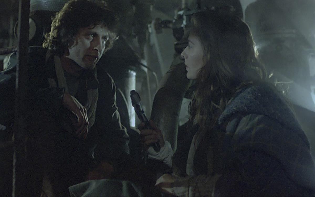 Титульное изображение для страницы события: кадр и фильма «Утренний патруль», мужчина и женщина сидят на корточках и смотрят друг на друга