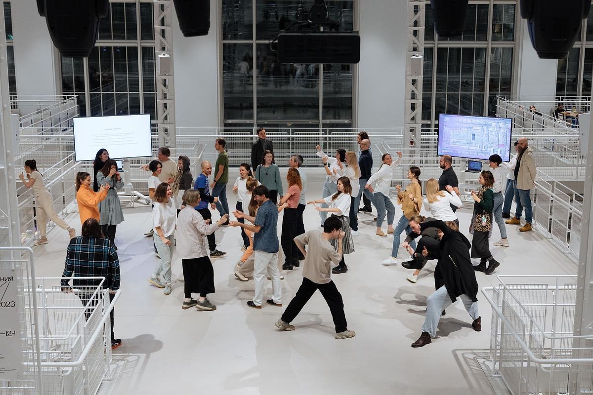 Титульное изображение для страницы события: группа людей выступает на платформе ГЭС-2