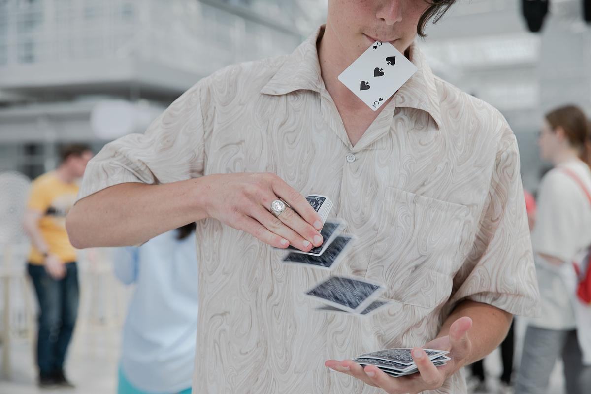 Титульное изображение для страницы события: молодой человек тасует игральные карты