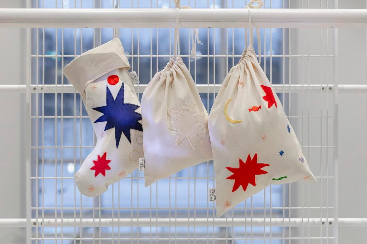 Титульное изображение для страницы события: мешочки и носок с вышивкой висят на перилах ГЭС-2