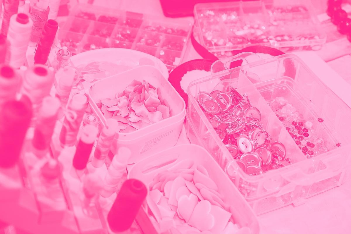 Титульное изображение для страницы события: катушки ниток и контейнеры с пуговицами, поверх наложен розовый фильтр