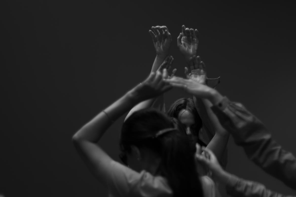 Титульное изображение для страницы события: девушки подняли руки в танце