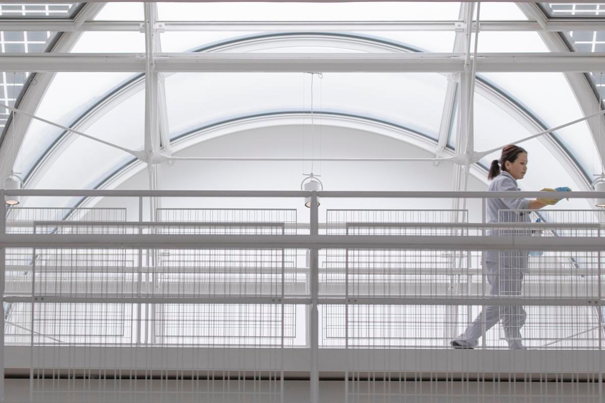 Титульное изображение для страницы события: женщина протирает тряпкой перилу на одном из переходов в ГЭС-2