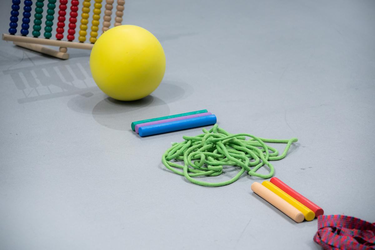 Титульное изображение для страницы события: друг за другом лежат на полу мяч, скакалка, счеты и другие детские предметы