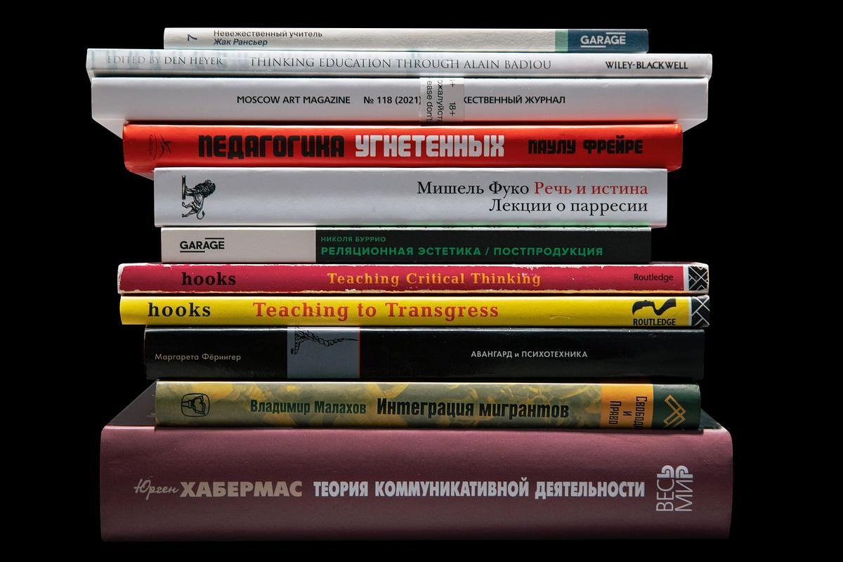 Фото, книги лежат друг на друге