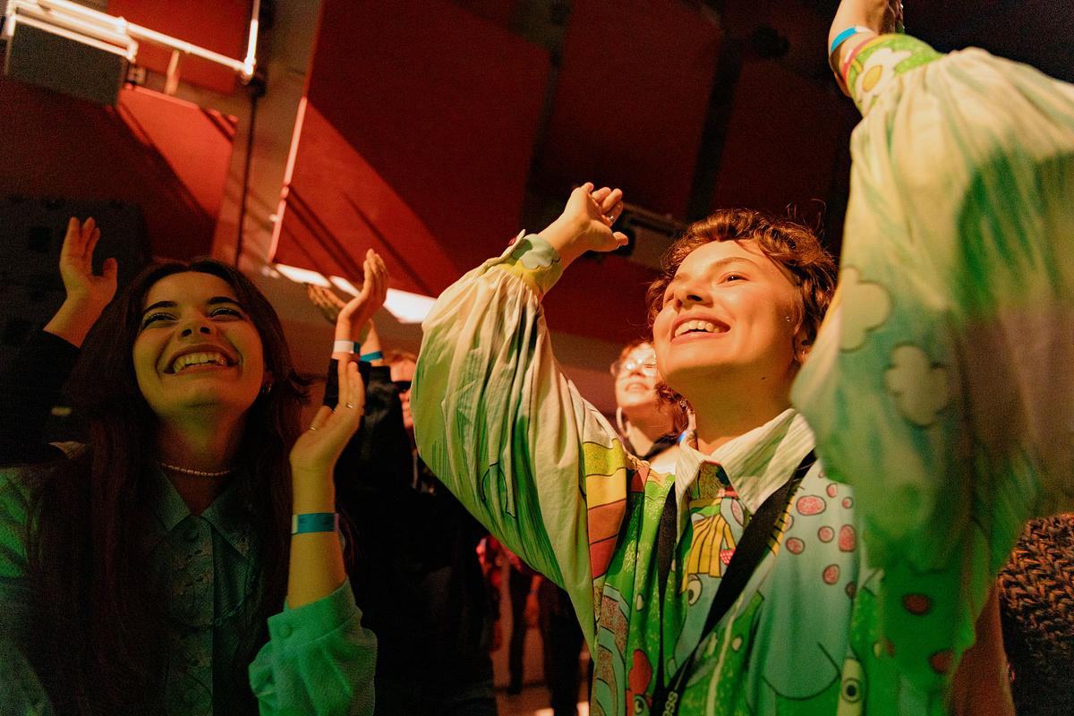 Фотография: девушки веселятся и хлопают в ладоши на концерте