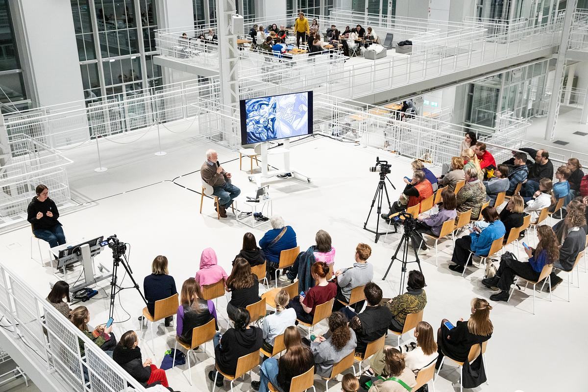 Лекция на центральной платформе ГЭС-2