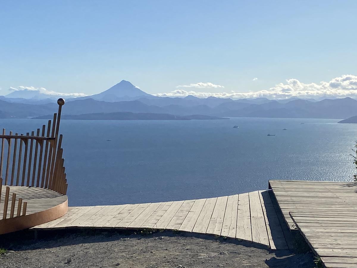 Вид на залив и сопки