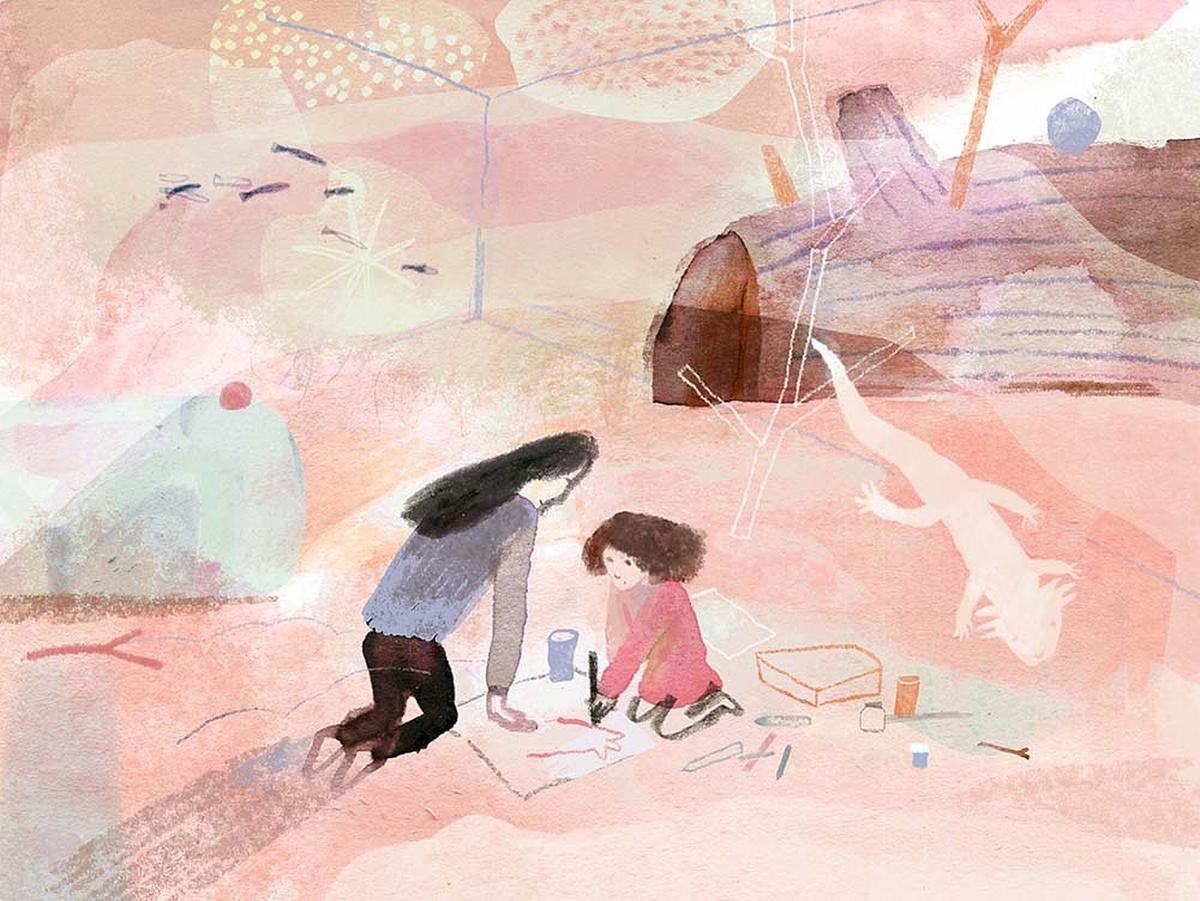 Акварельный рисунок в розовых тонах. Мама и дочка сидят на земле и рисуют.