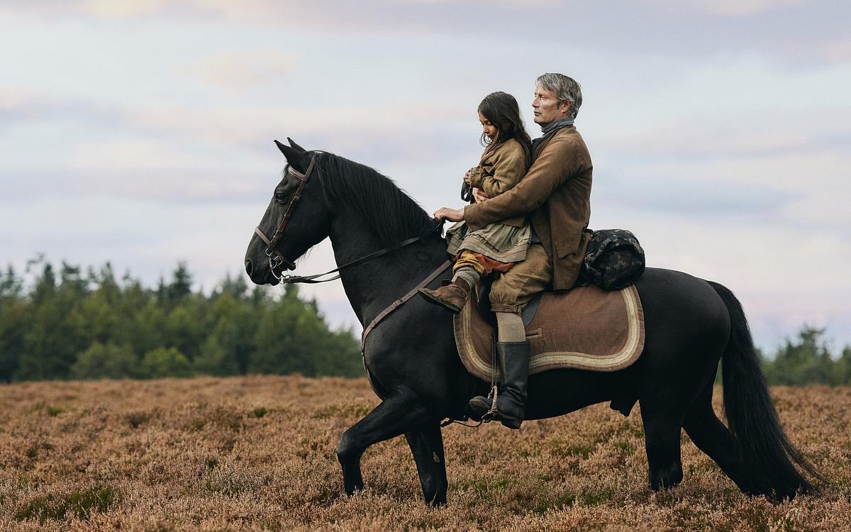 Кадр из фильма «Меч короля», мужчина везет девочку на коне