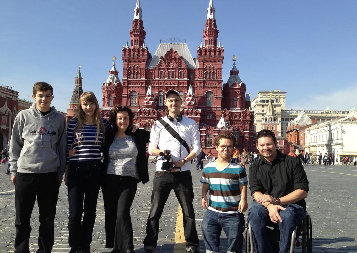 Кадр из фильма «Все за одного», группа людей на фоне Исторического музея на Красной площади