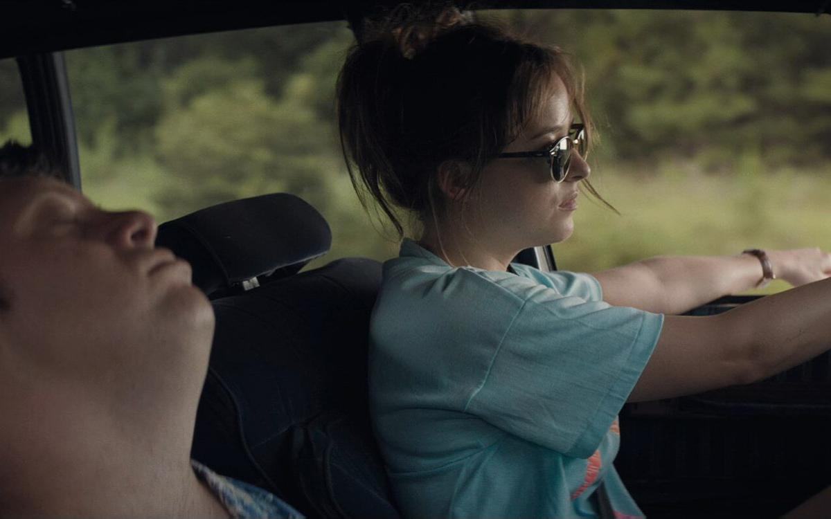 Кадр из фильма «Арахисовый сокол», женщина в солнцезащитных очках за рулем авто, на пассажирском сидении спит мужчина