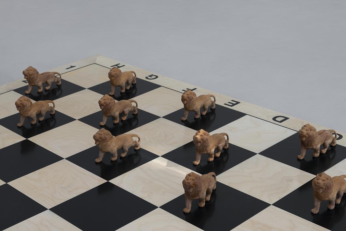 Фигурки львов на шахматной доске