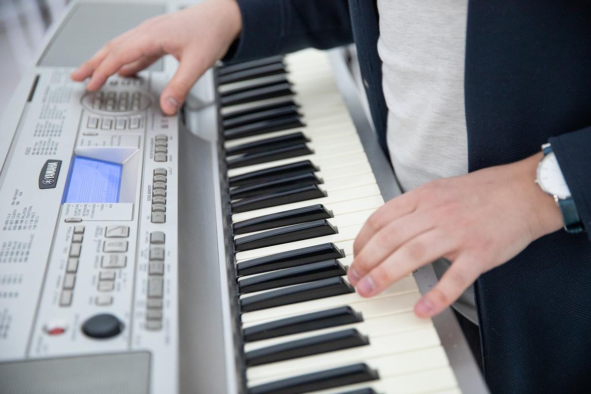 Руки играют на синтезаторе