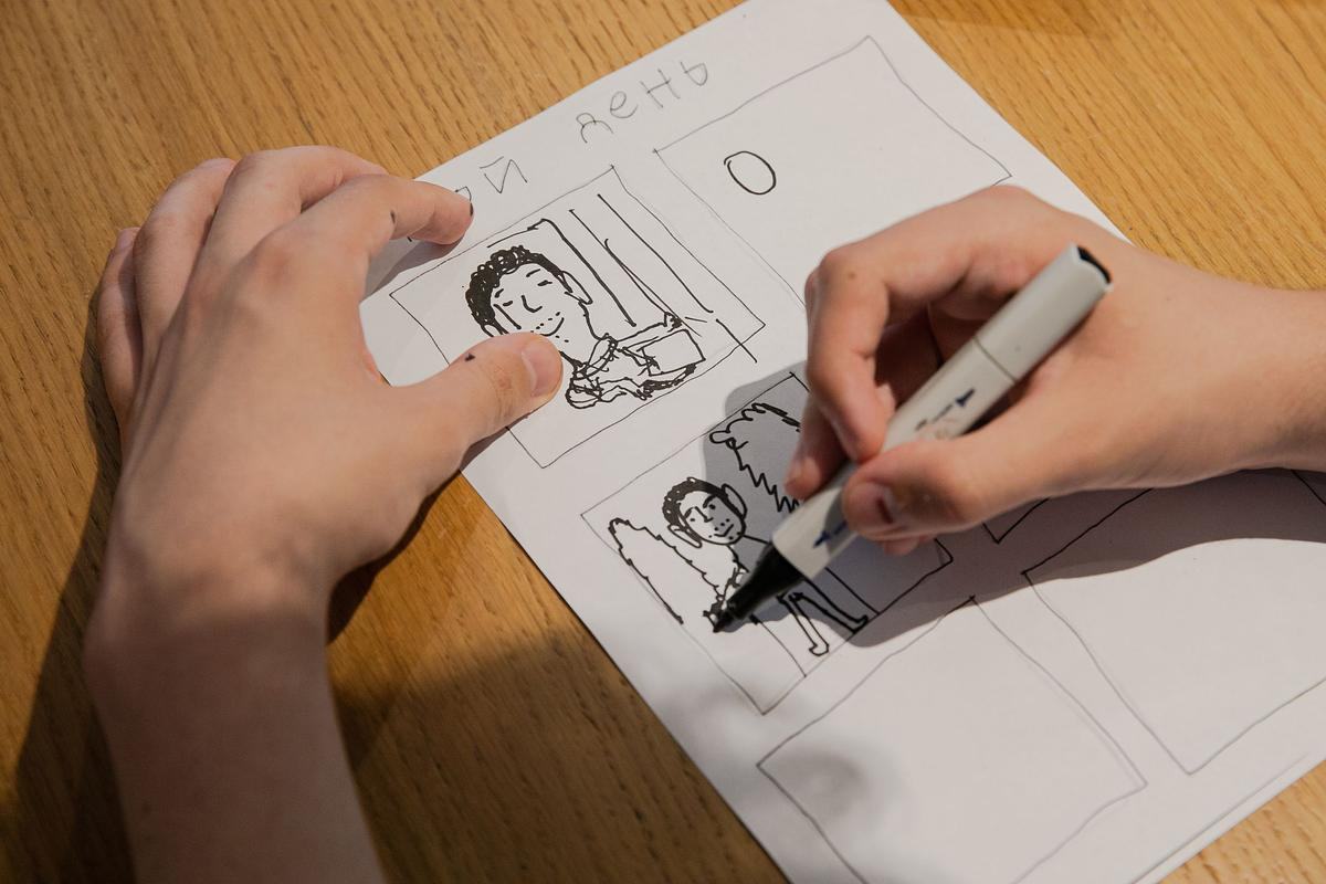 Руки рисуют комикс