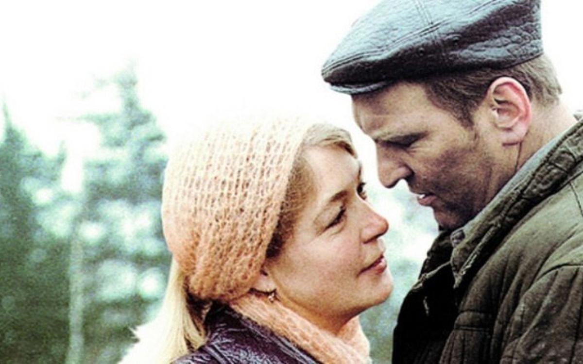 Кадр из фильма «Беда», Мужчина и женщина в объятиях на фоне леса