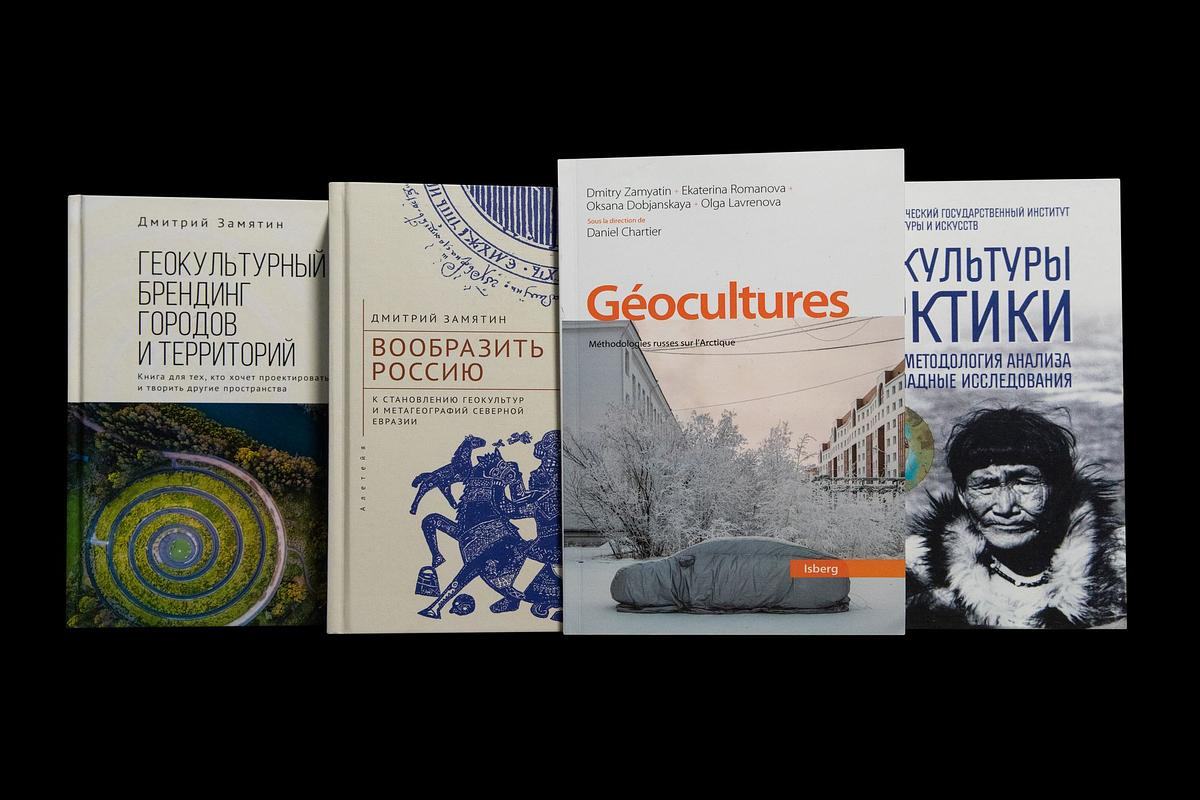 Фото, книги лежат рядом и чуть чуть заходят на друг друга