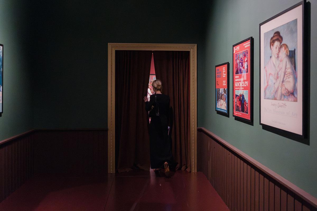 Выход из выставочного зала с картинами на стенах