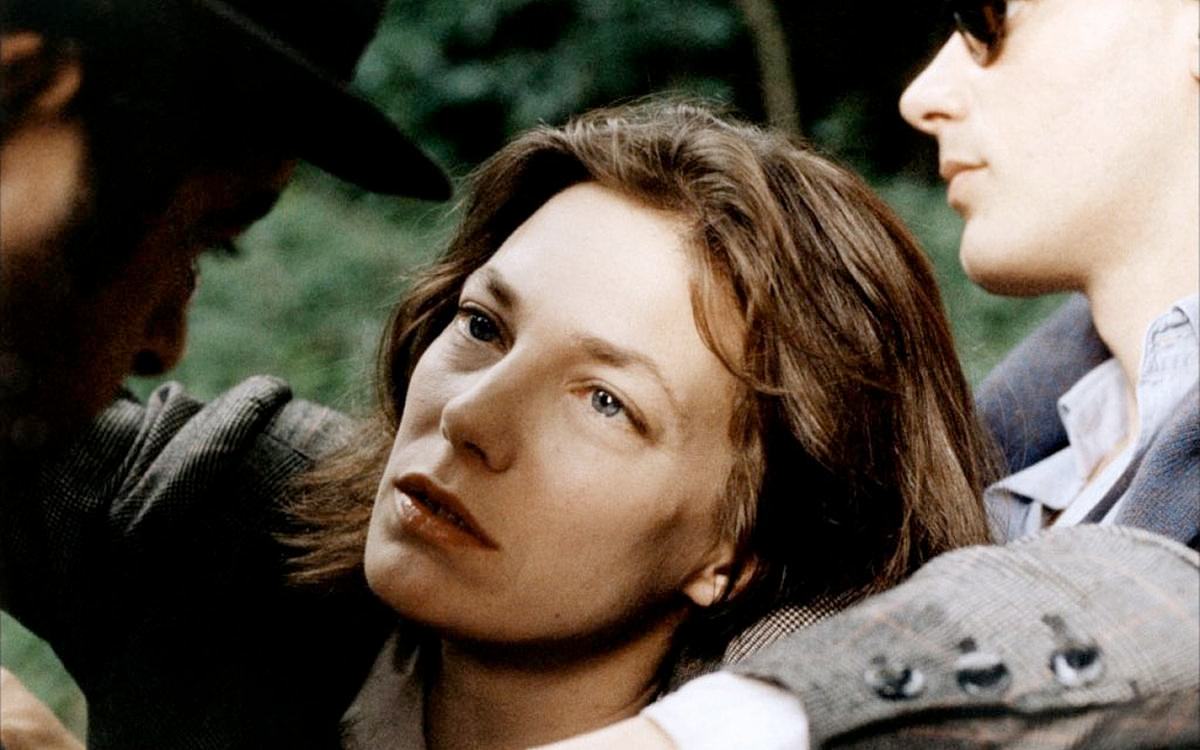 Кадр из фильма «Тренируй правую», женщина пристально смотрит в лицо мужчине