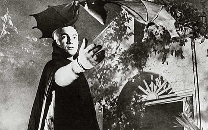 Кадр из фильма «Нитрат: к призракам 75 утраченных немых филиппинских фильмов (1912–1933)», мужчина в готическом костюме протягивает вперед руку