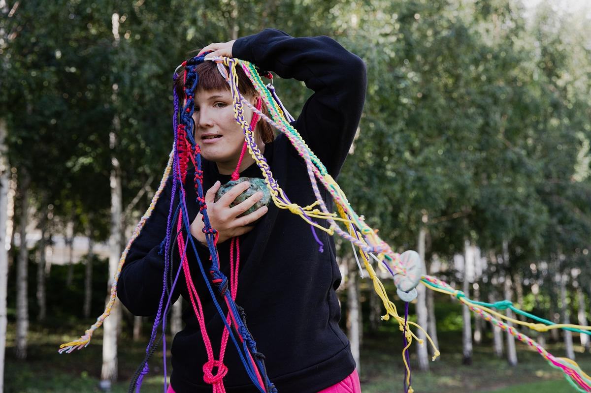 Ребенок плетет гобелен