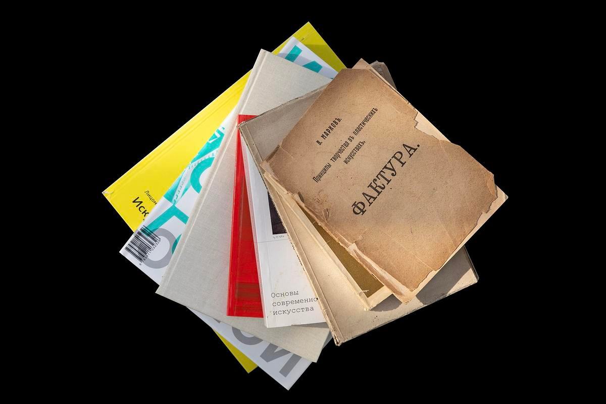 Фото. Стопка книг, вид сверху