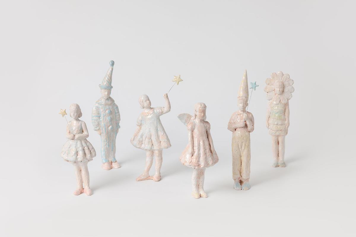 Белые фигурки детей в праздничных нарядах