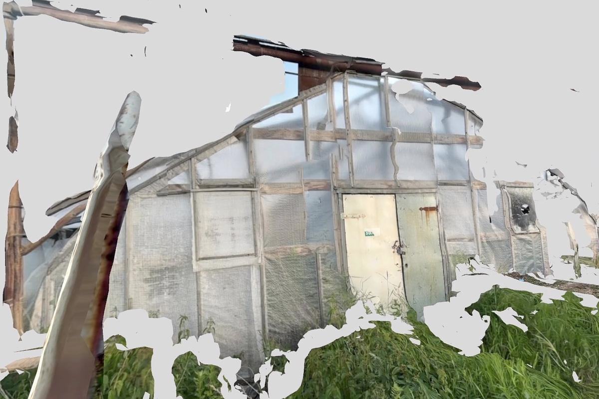 Коллаж, парник на фоне зленого газона