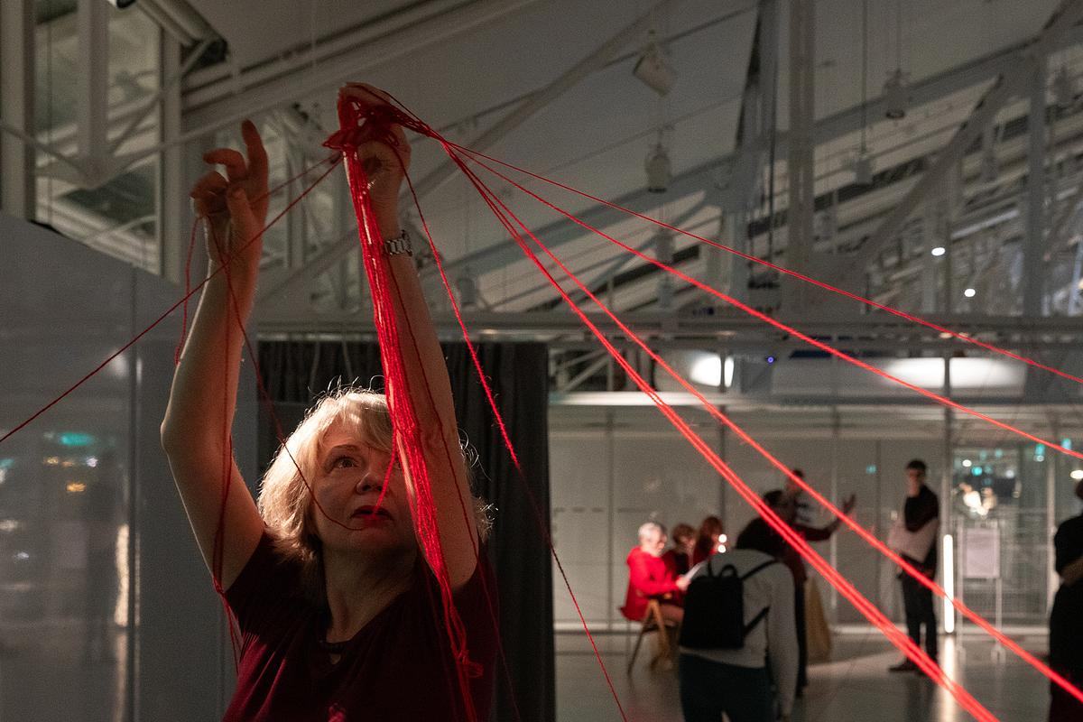 Пальцы рук связаны синей нитью