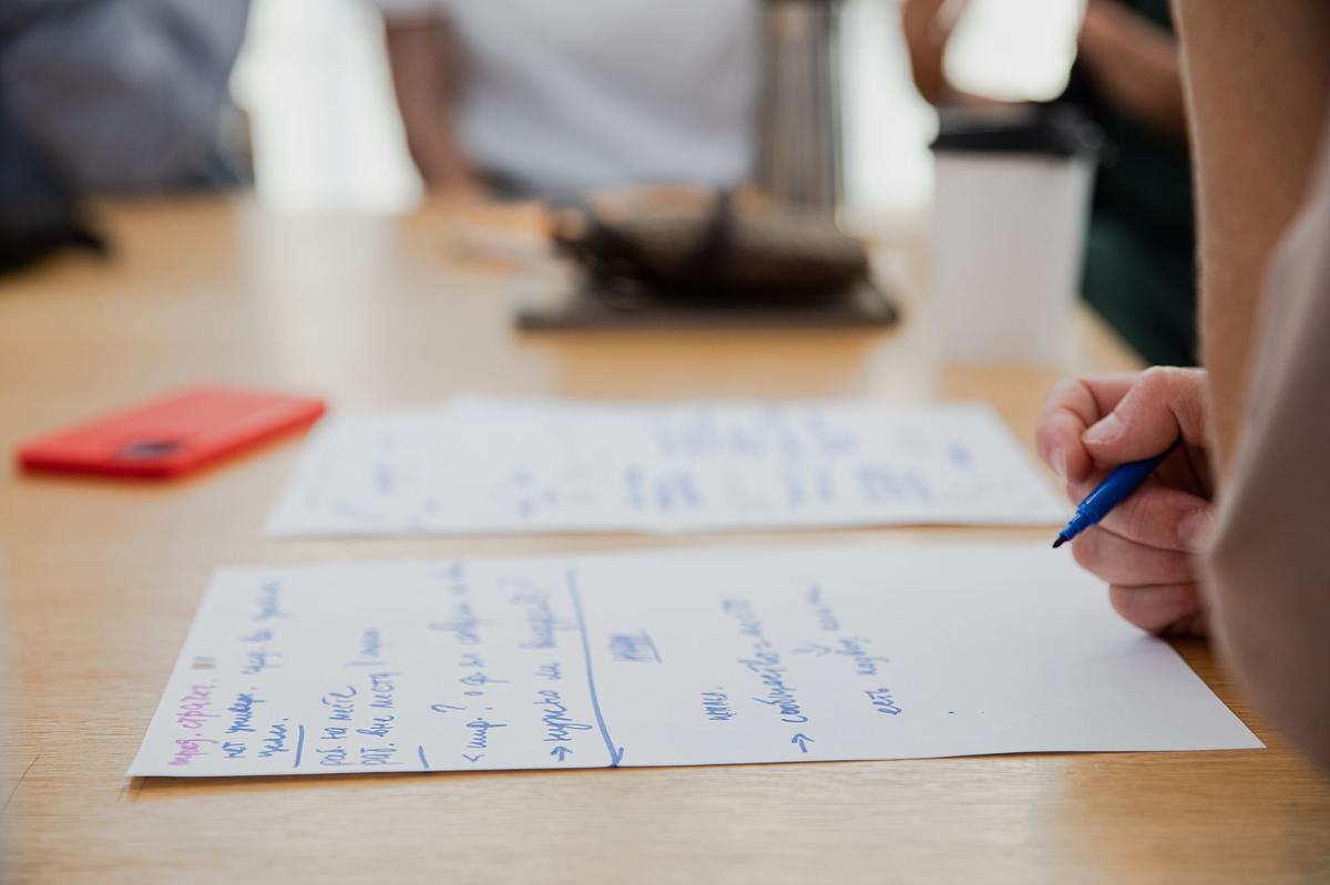 Лист с записями на столе