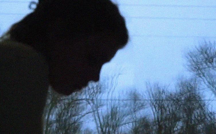 Кадр из фильма Даши Лихой, силуэт девушки на фоне движущегося зимнего пейзажа за окном