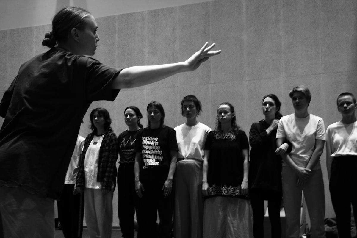 девушка выступает перед рядом людей