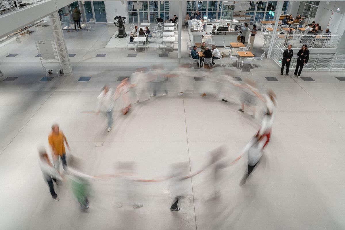 Хоровод на платформе ГЭС-2