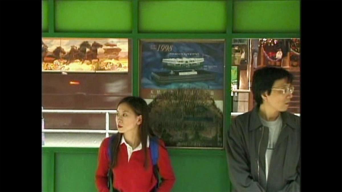 Мужчина и женщина у зеленого магазина