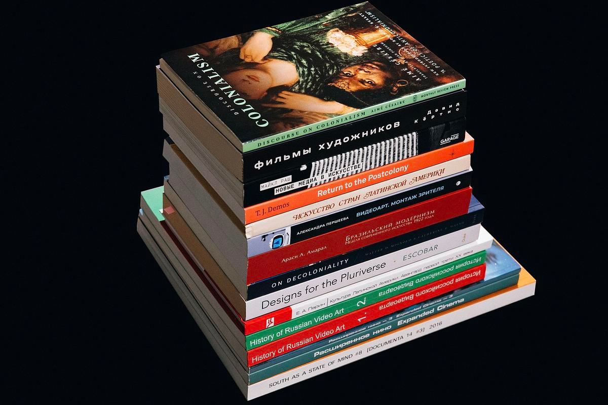 Стопка книг на черном фоне