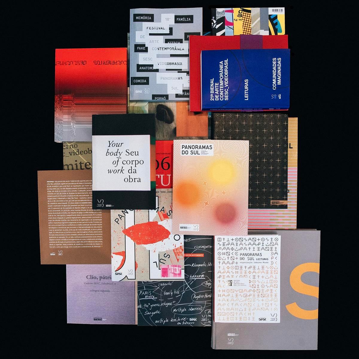 Подборка книг на черном фоне