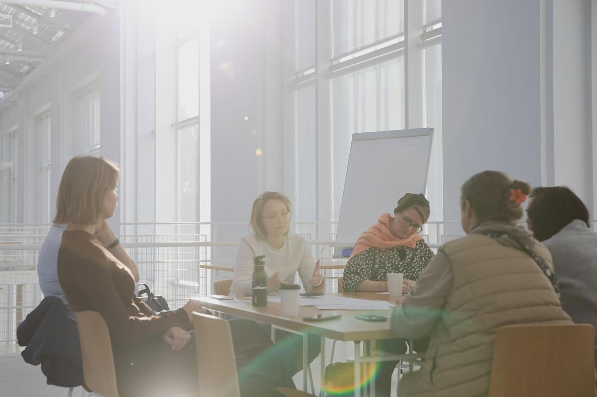 Группа людей за столом