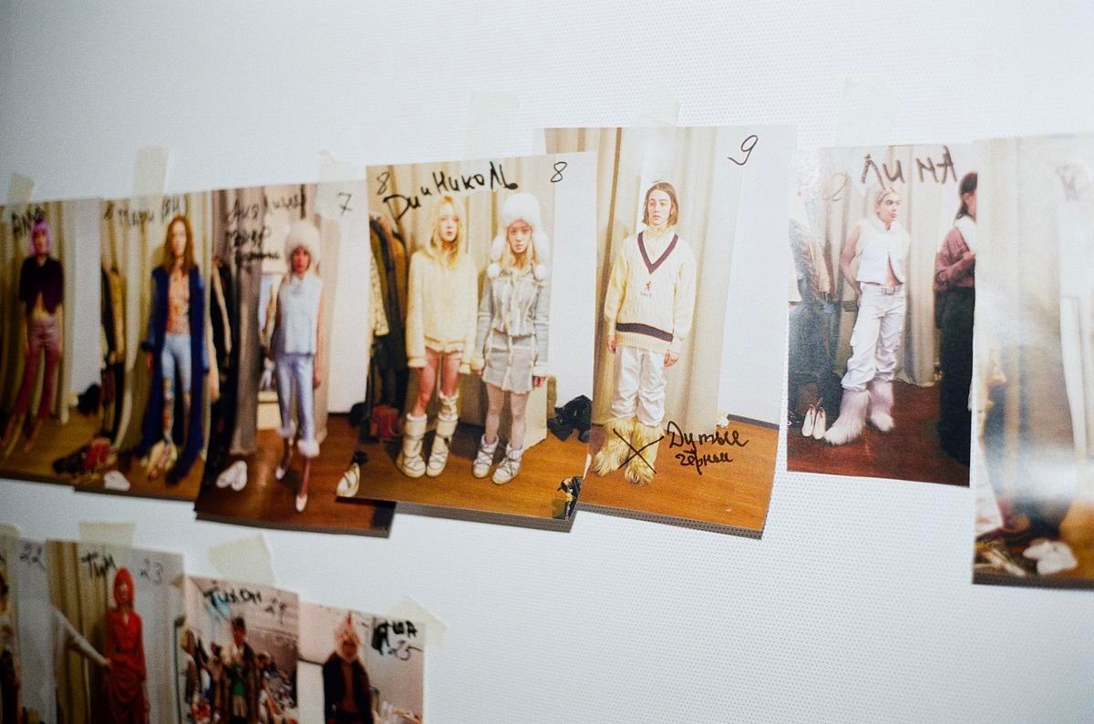 Ряды фотографий с модными луками, наклеенные на стену